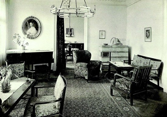 Living room of the Moldau family in 6, Nelkengasse